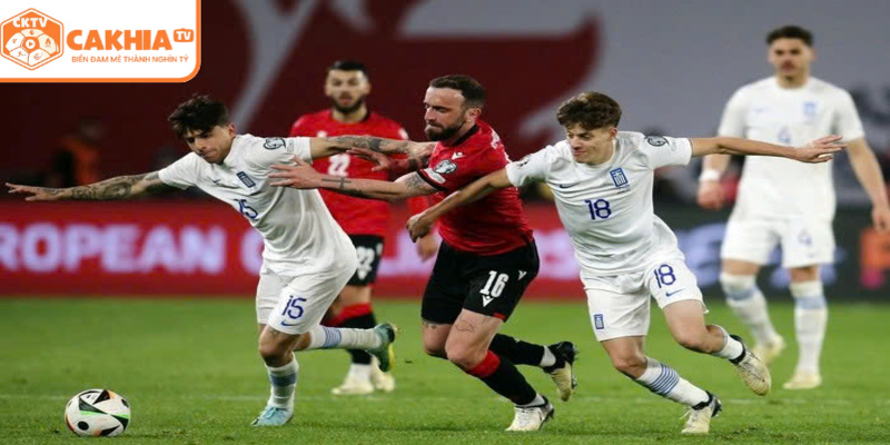 Khoảnh khắc tranh chấp bóng quyết liệt với hậu vệ đối phương